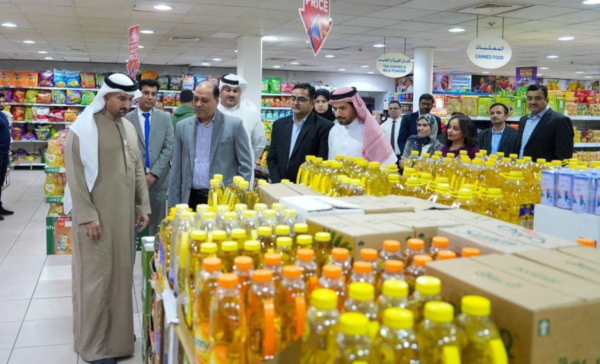 Continuing to Oversee Markets’ Preparations for Ramadan,Minister of Industry and Commerce Visits Megamart and Ramez 
