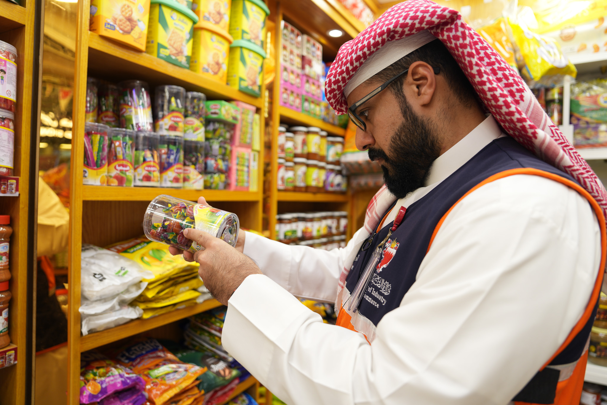استعداداً لعيد الفطر المبارك وزارة الصناعة والتجارة: استمرار الحملات التفتيشية لضمان حماية حقوق المستهلكين وتعزيز استقرار الأسواق