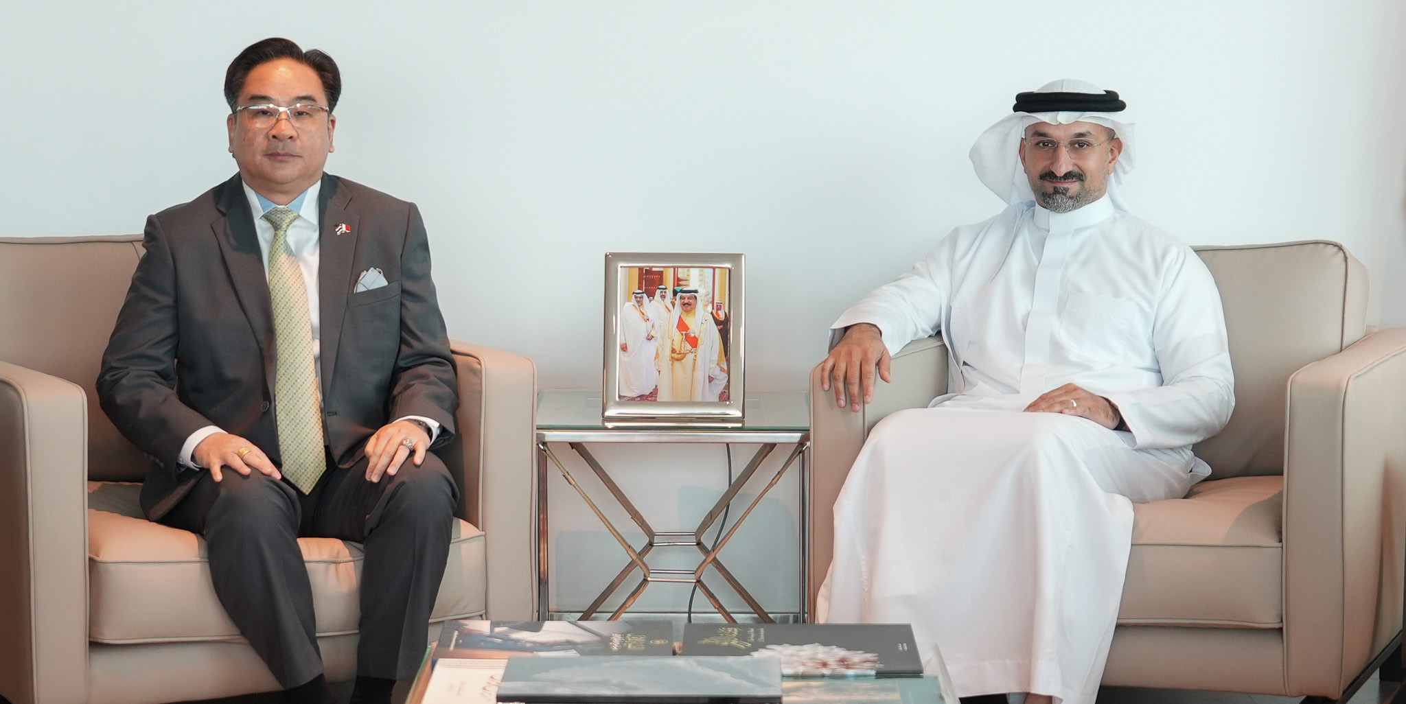 Minister of Industry and Commerce receives the Ambassador of Thailand to Bahrain
