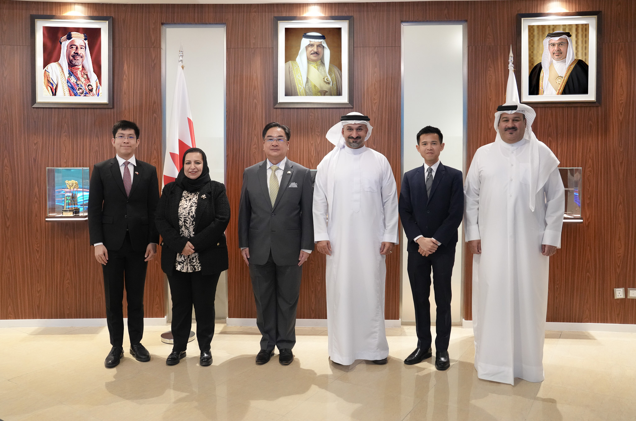 وزير الصناعة والتجارة يستقبل سفير مملكة تايلاند لدى مملكة البحرين