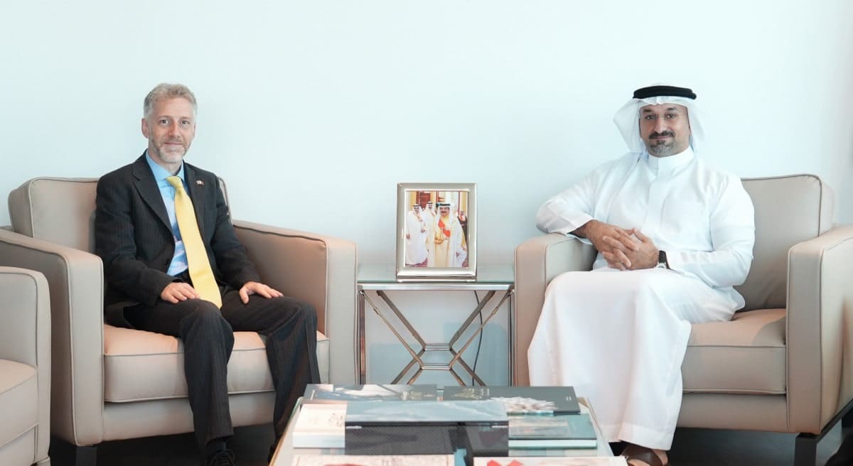 Minister of Industry and Commerce Receives UK Ambassador to the Kingdom of Bahrain